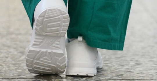 Удобная медицинская обувь: Как выбрать обувь для врачей и медперсонала