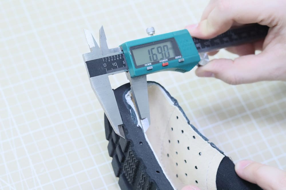 Толщина подошвы в носочной области