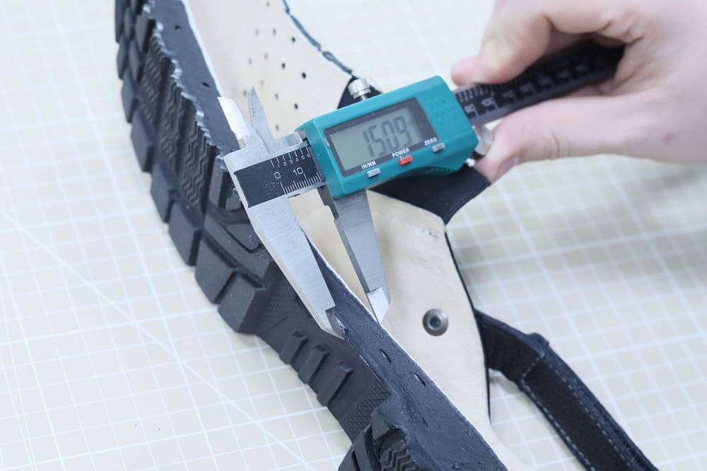 Толщина подошвы в области свода стопы